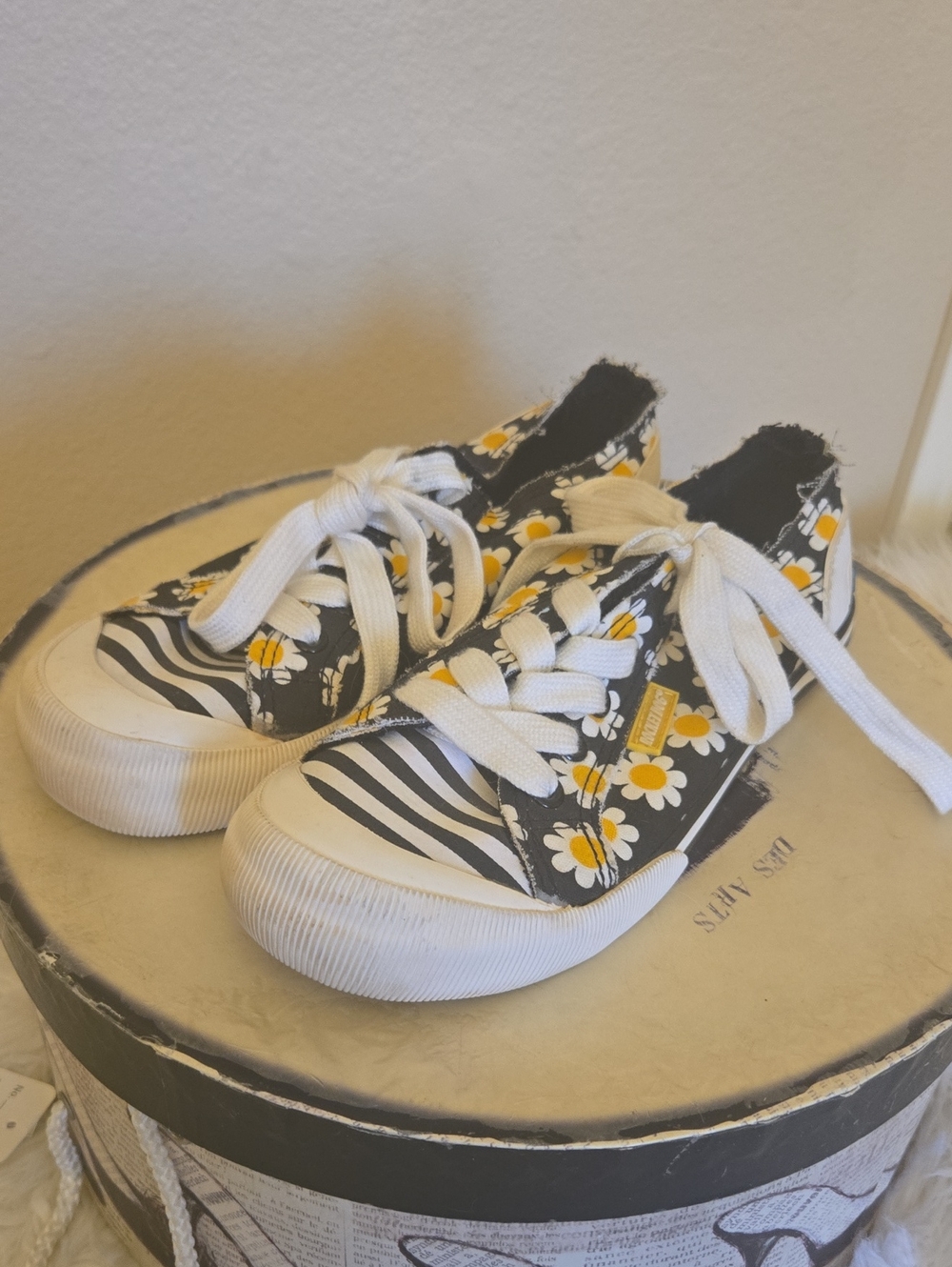 Rocket Dog Black Daisy Low-Top Sneakers with White Laces